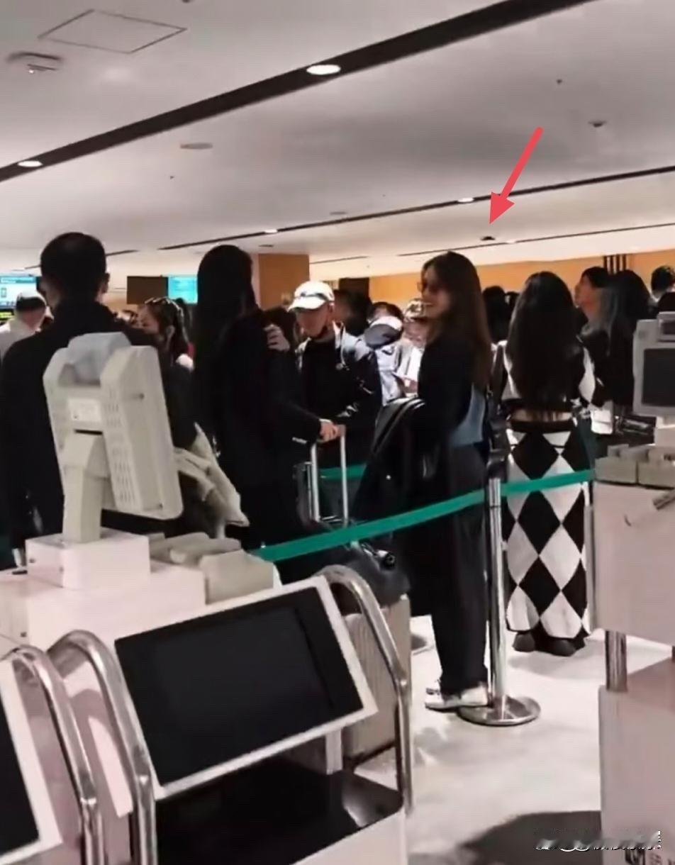 32岁章泽天现身日本机场，她染了一头黄毛，身材苗条，脸部皮肤超好，看起来好年轻，