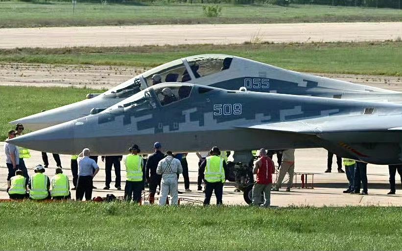 俄罗斯苏-57D双座型与单坐型对比图，双座型驾驶舱明显加长并加高，座舱盖后部隆起