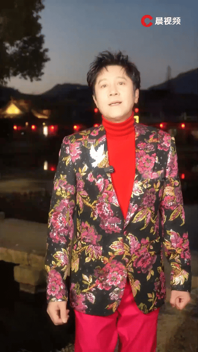 蔡国庆最近被网友认错人了，闹了个小乌龙。有人看到他的消息，误把他当成了蔡国强，还