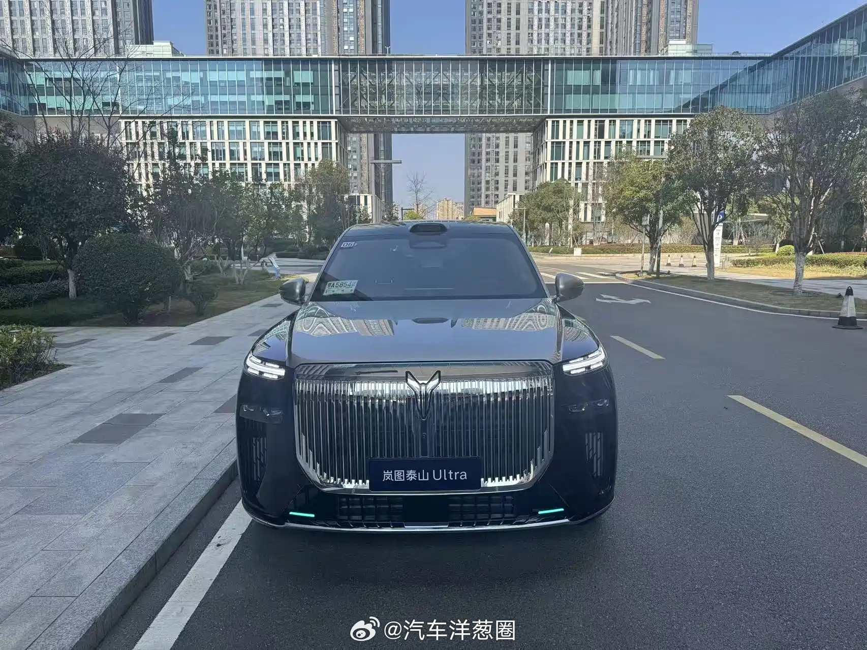 岚图泰山Ultra实车图，搭载896线激光雷达售价45.99万元插混6座大型S