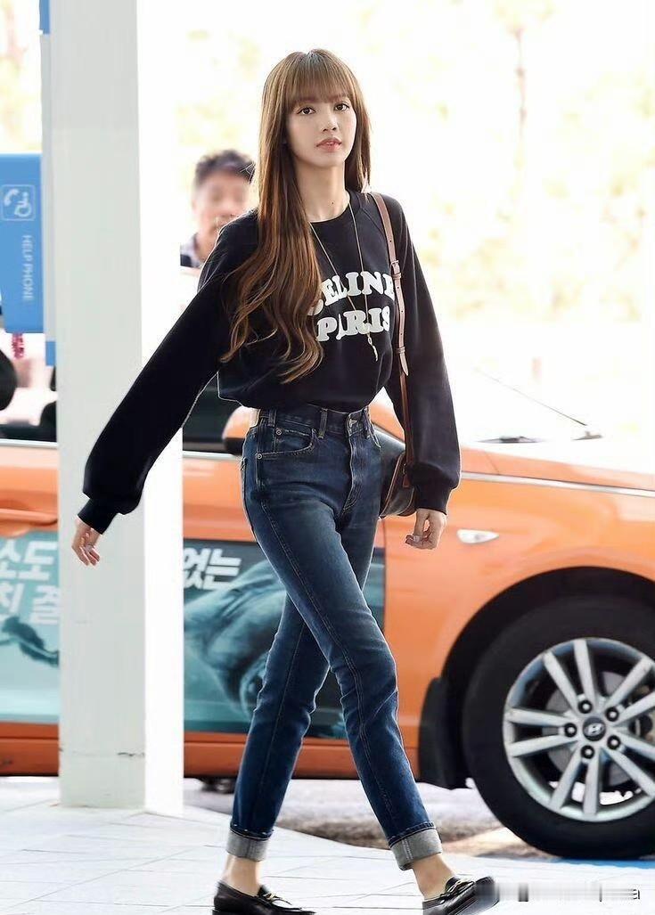 Lisa这真是“可盐可甜”啊！穿牛仔裤都能穿出百变气场——甜起来是邻家甜心，盐