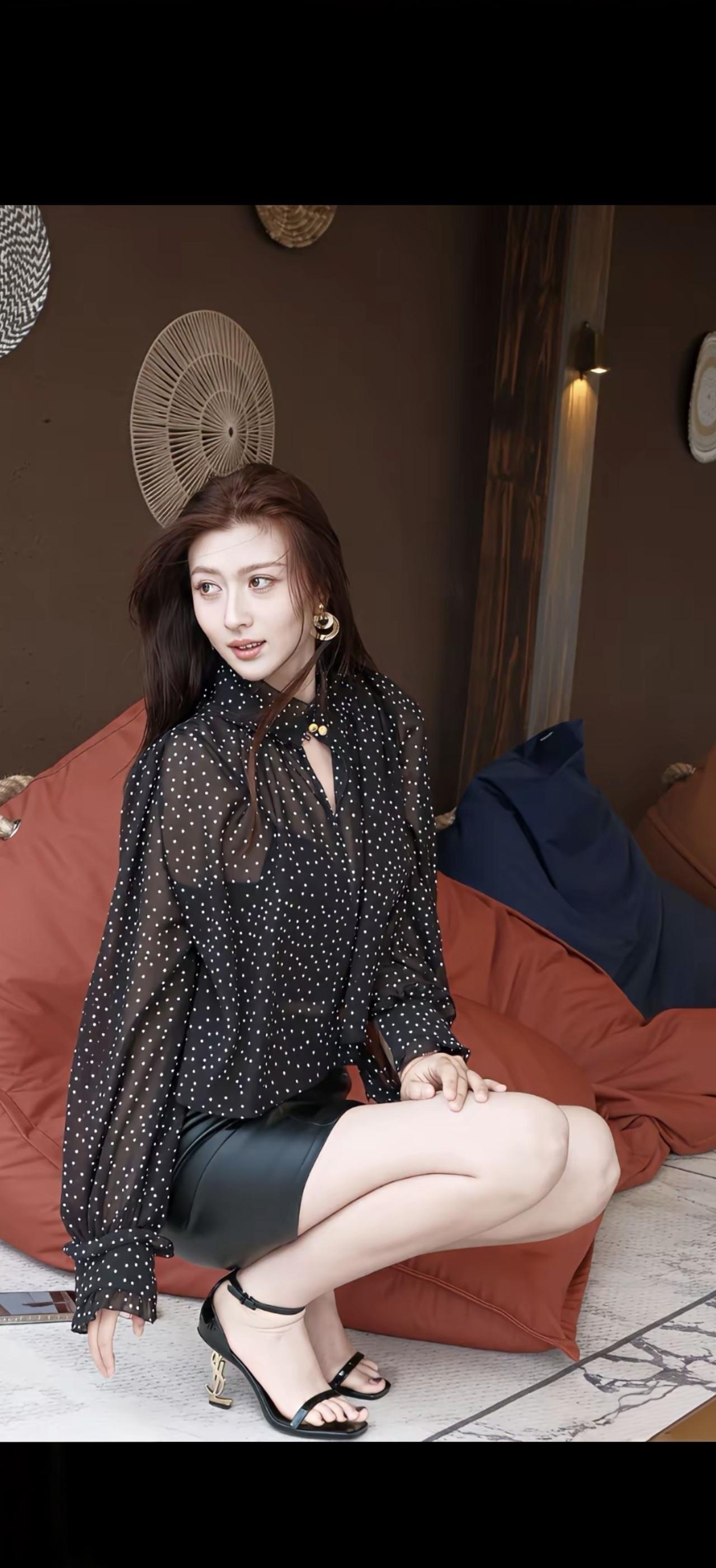 沙发旁穿着时尚的妹子。