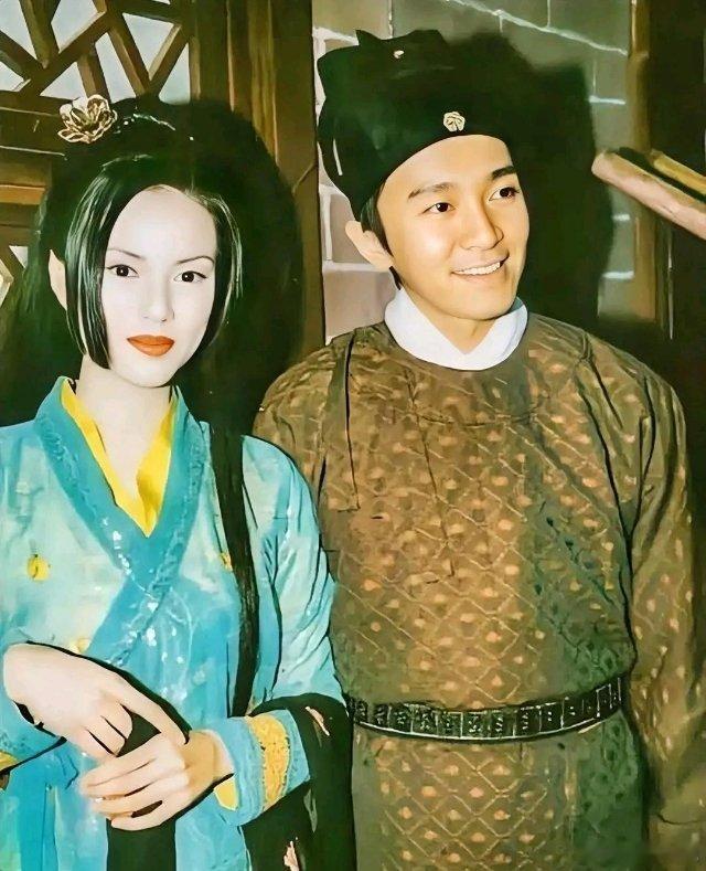 你敢信？这张合影拍完，李若彤差点哭着跑出片场1996年，她刚演完小龙女，在隔壁组