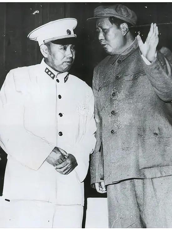 许世友将军，貌黑多髯，尝习武于少林寺。性刚烈勇猛，人称之“猛张飞”“活李逵”。尤