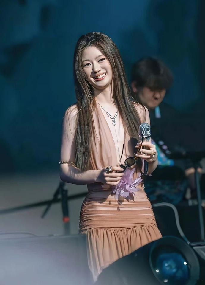 话说，单依纯这唇形，不做唇模是不是可惜了？