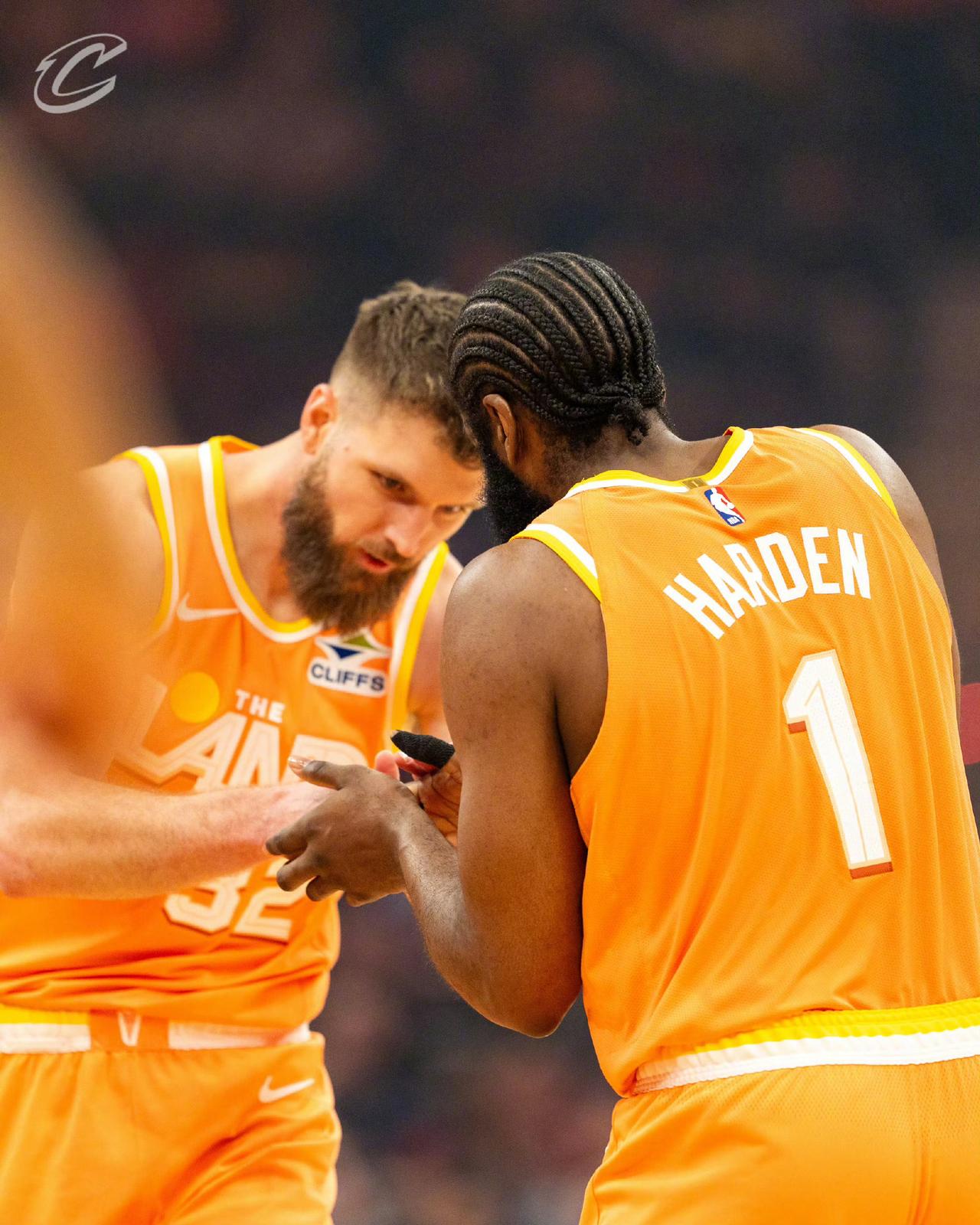 哈登今天就“只”得了20分，而且都是“纯分”，要么就是两分两分的凿出来的，要么就