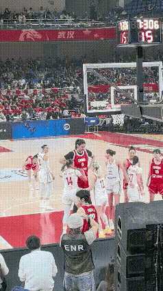 这么多人也防不住张子宇，这球也没法打。张子宇站在场上，就好比20年前亚洲赛场上的