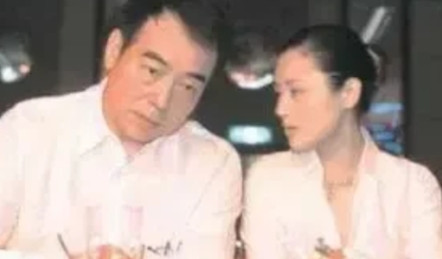 1987年，陈凯歌凭借着妻子洪晃的关系，拿到了美国的绿卡，他心里想着，终于，我也