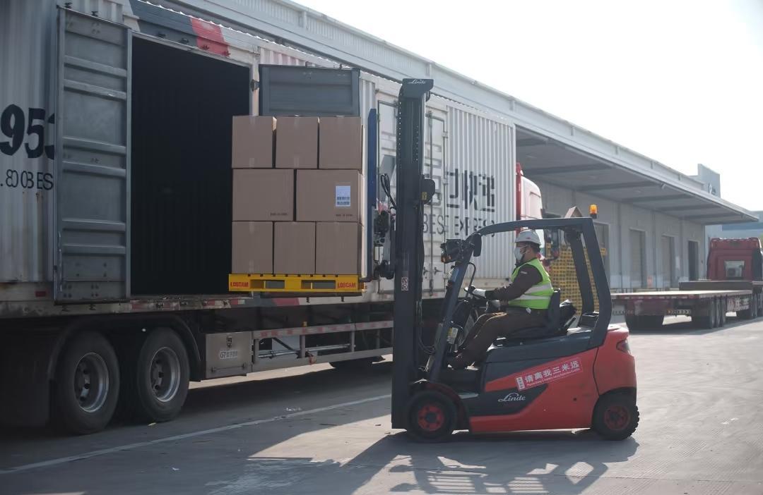 人事知道这个16元一个钟的临时工会开叉车，因为他简历上写了有开叉车的经验。正好