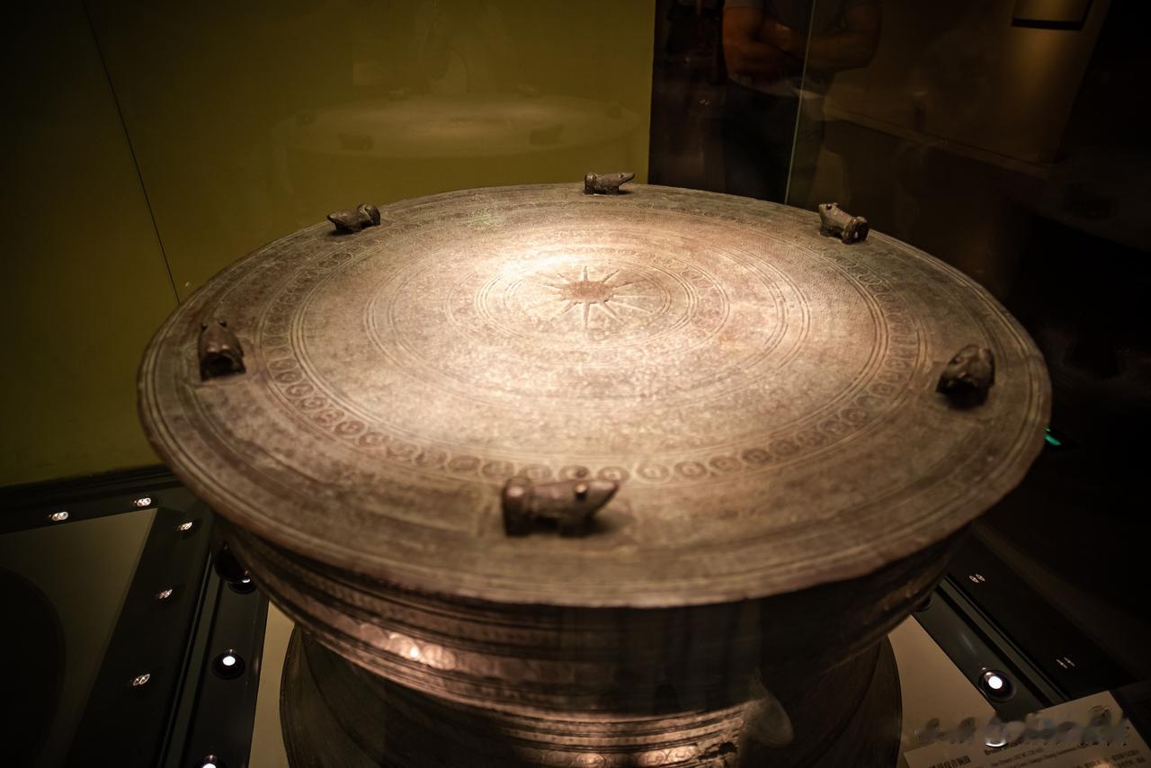 中国国家博物馆藏的汉代五铢钱纹青铜鼓，1954年出土于广西岑溪，通高57.2厘米