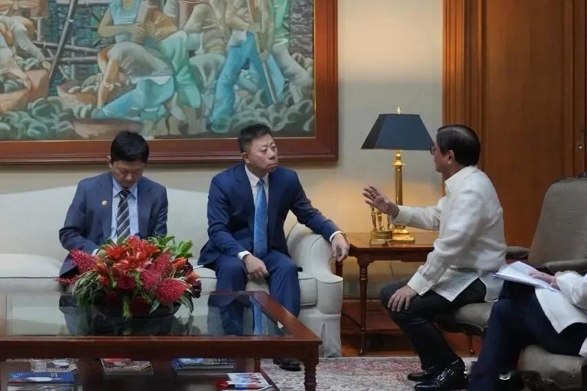 仁爱礁冲突第2天，马科斯召见中国驻菲大使，但言辞出乎意料温和。7月21日，菲律宾