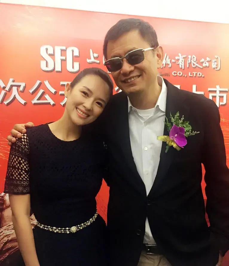 章子怡和王家卫这两位电影圈的传奇人物最近又被拍到同框了，那一刻画面直接把人看呆：