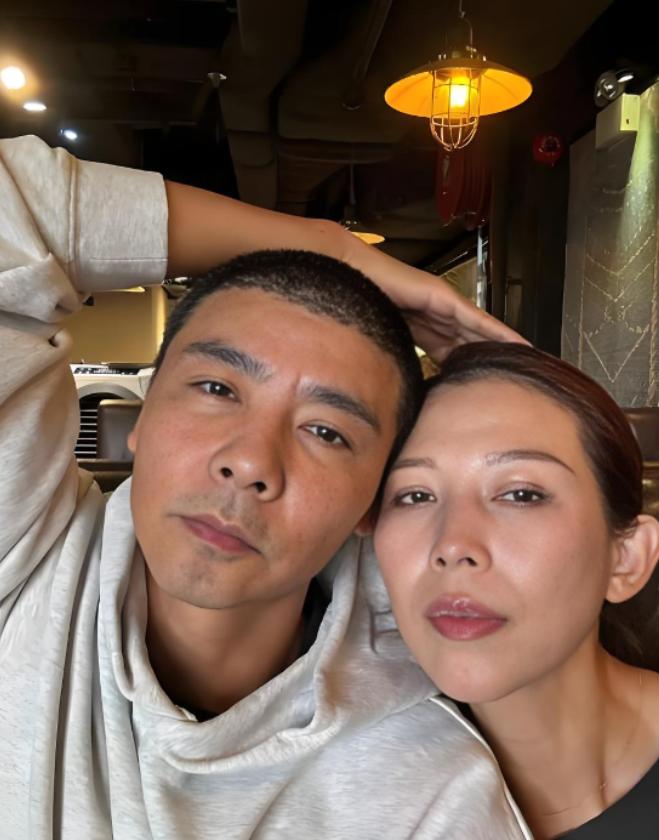当年，主持人当众问张晋：“你老婆跟了刘銮雄六年，你不介意吗？”话音刚落，现场瞬