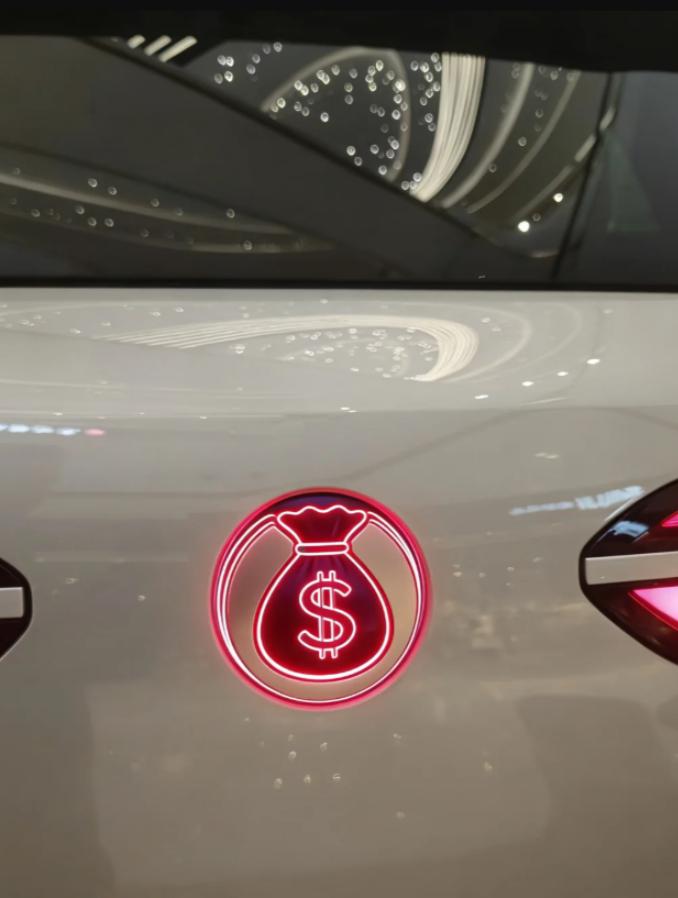 最近经常能看到腾势车标被魔改，单看车标很平常，架不住网友脑洞太大，有雪王有钱袋子