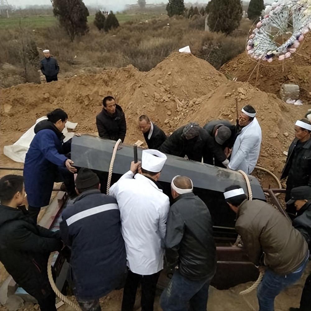 土葬未必是最佳选择，人走后，身体并非真正消亡！大部分人都不清楚，其实人去世后埋进