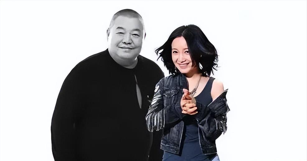 2018年，臧天朔临终前，屏退全部家人，包括他的妻子李梅，唯独留下了斯琴