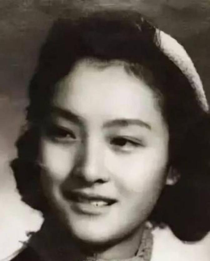 1925年，连生4女的董竹君，为了让丈夫有个儿子，冒险怀第5胎。谁知，丈夫见她爱