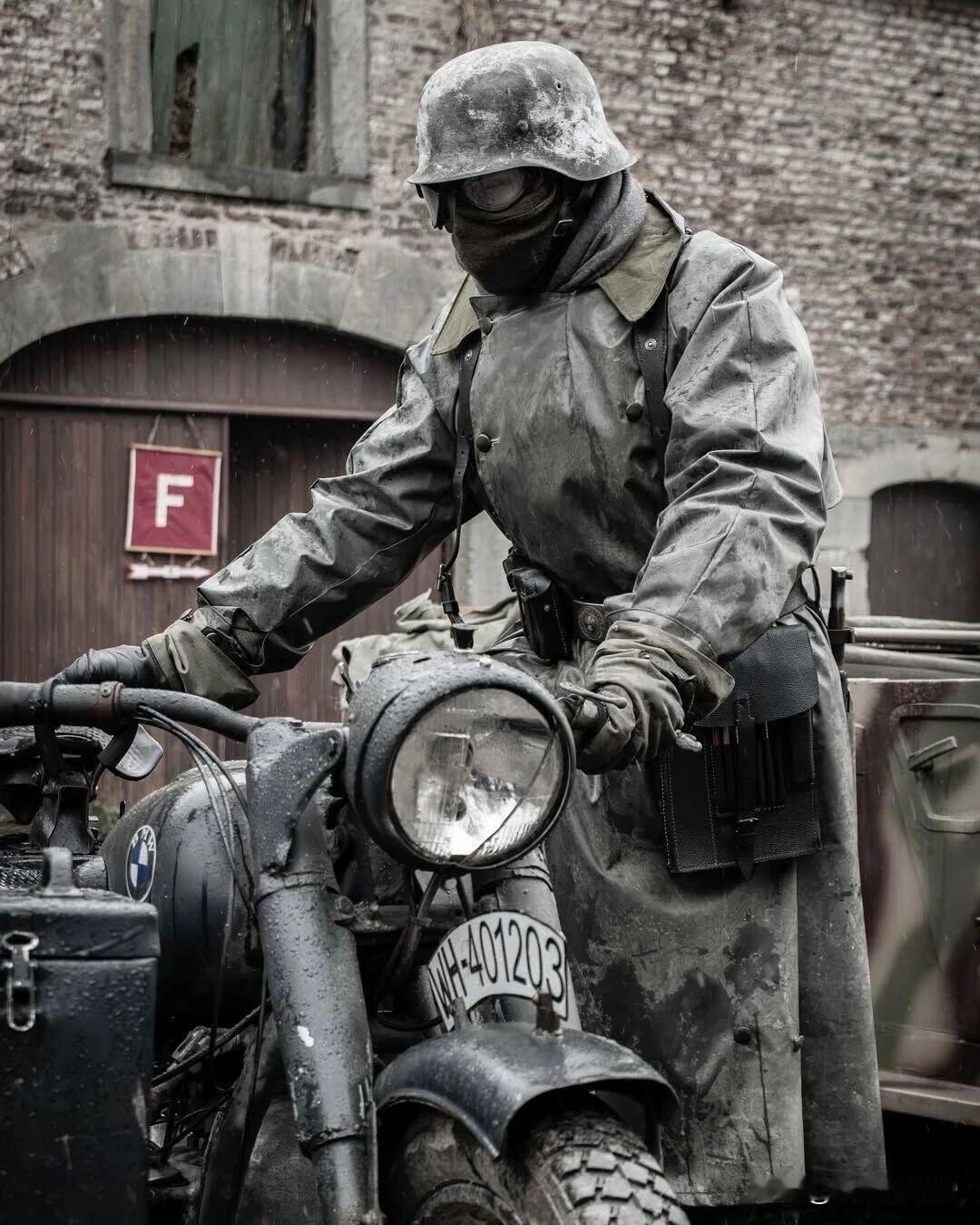 德军摩托车兵和他的R75摩托车。说起二战德军摩托，宝马R75是个绕不开的名字。其