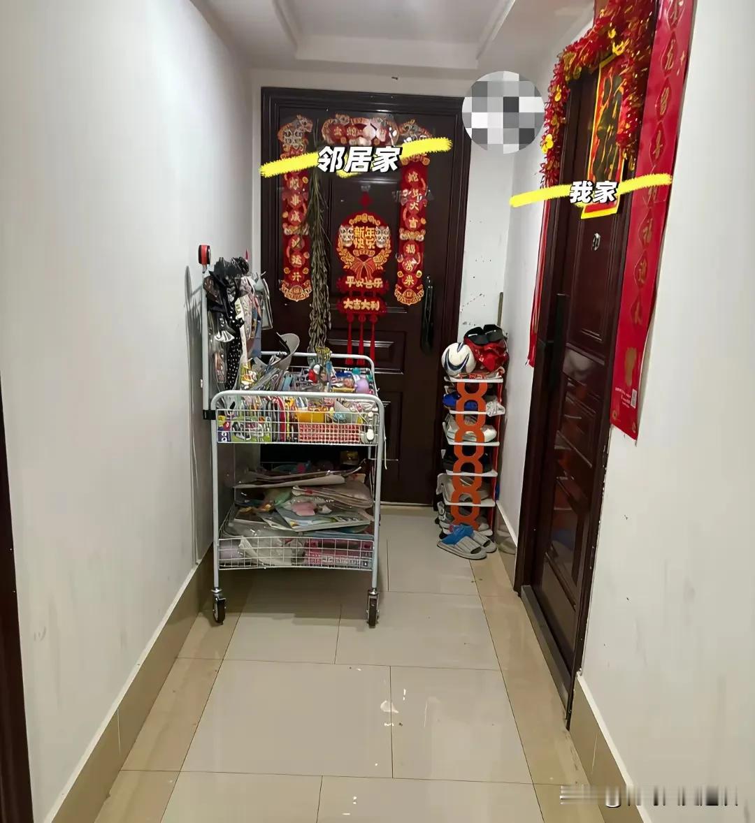 遇到这种邻居算是闹心，堵得慌。和邻居两家离的很近，我家在外面一点，过道很窄，可是