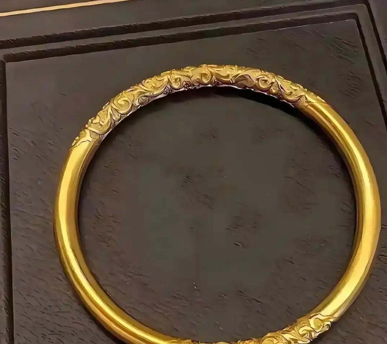 现在金店可犯愁了，金价高没人买，年轻人买黄金的方式全变了。办公室几个95后妹子都