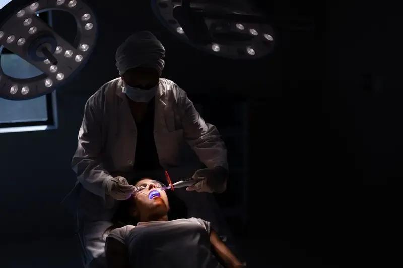 现在没人管管牙科了吗，包括医院里的门诊以及私人门诊，随便弄一颗牙没有个几千块没完