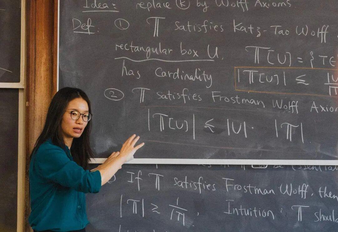 王虹要不要上课，我查了一下，她在纽约大学（NYU柯朗研究所）是有授课任务的；法