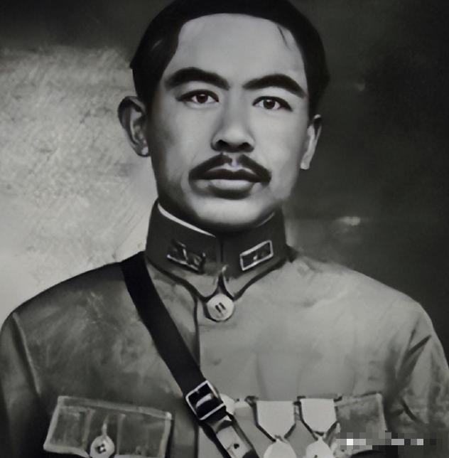 🌞1944年，被调离新疆的盛世才，带着数十辆卡车的家当路过陕西宝鸡时，儿子