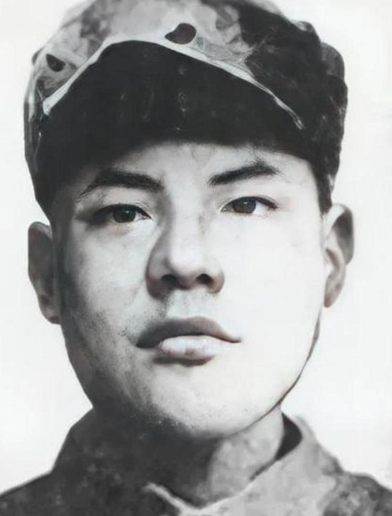 1943年，仅25岁的八路军科长被俘，日军把他带到华丽住所，还找来美娇娘与他同房