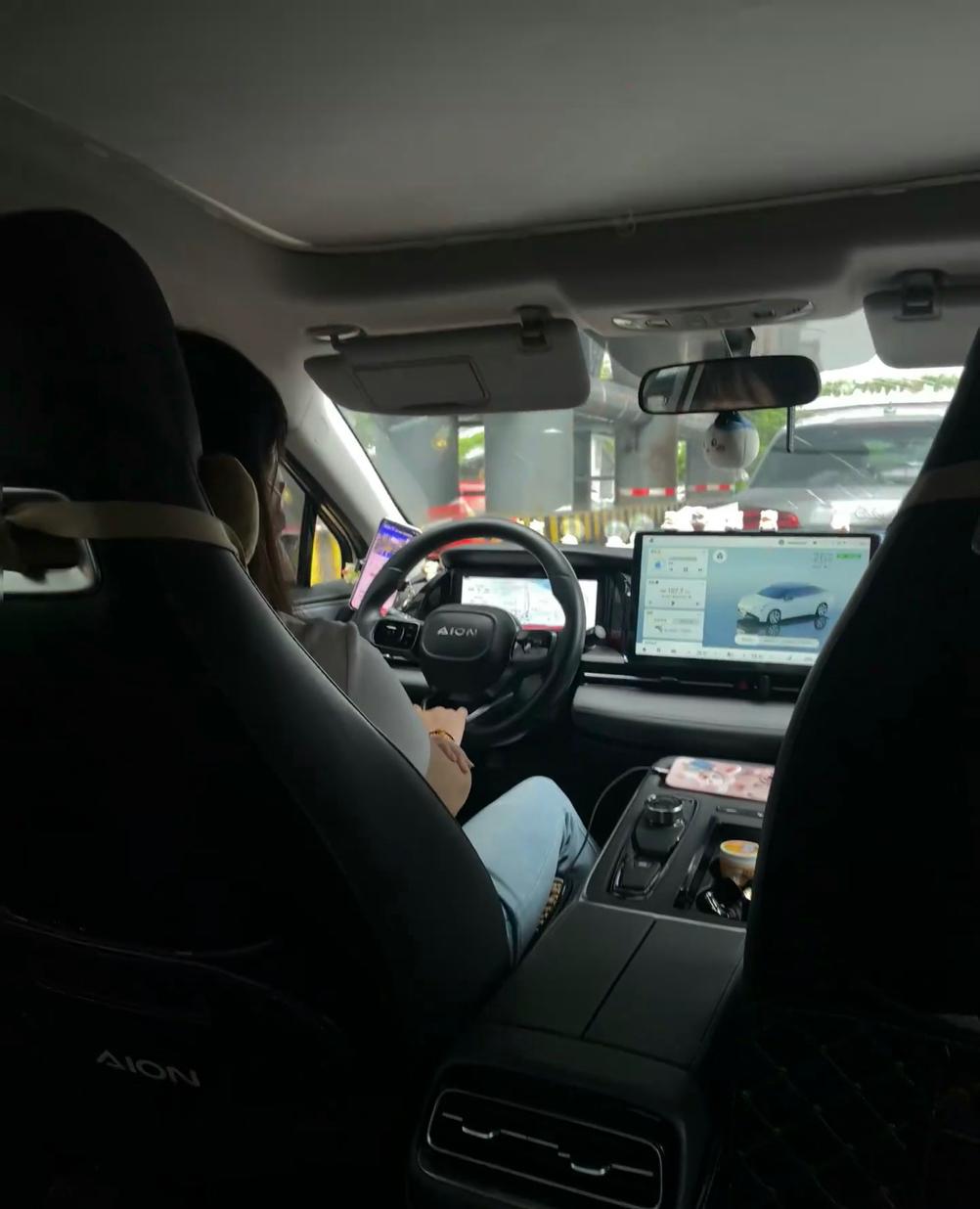 发小去年跟风花12万提了辆新能源车，以为能月入过万，结果干了大半年都快崩溃了。每