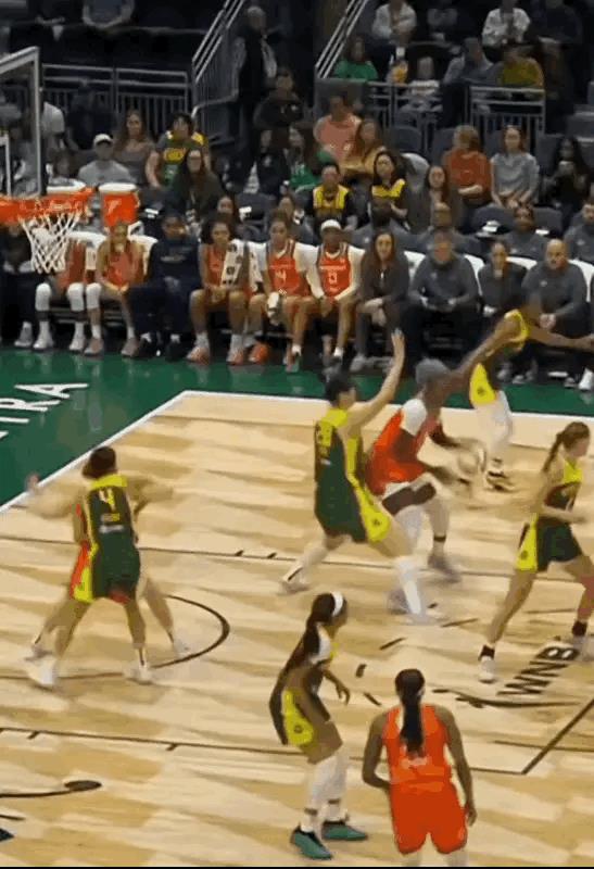 精彩！小宝李月汝给WNBA中锋上上课！本来身高202厘米的小宝在世界女篮范围内