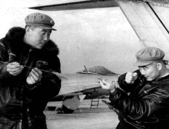 1956年，一架美军侦察机悍然闯入我国领空，被我英勇空军一举击落，16名美军机组