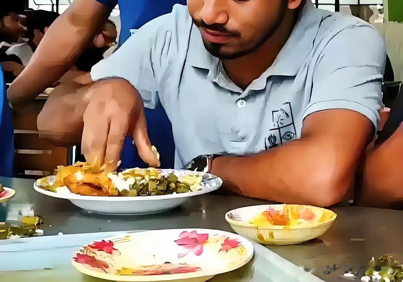 新加坡印度裔总统要求新加坡华人接受手抓饭，认识印度，理解印度文化。但是我觉得新加