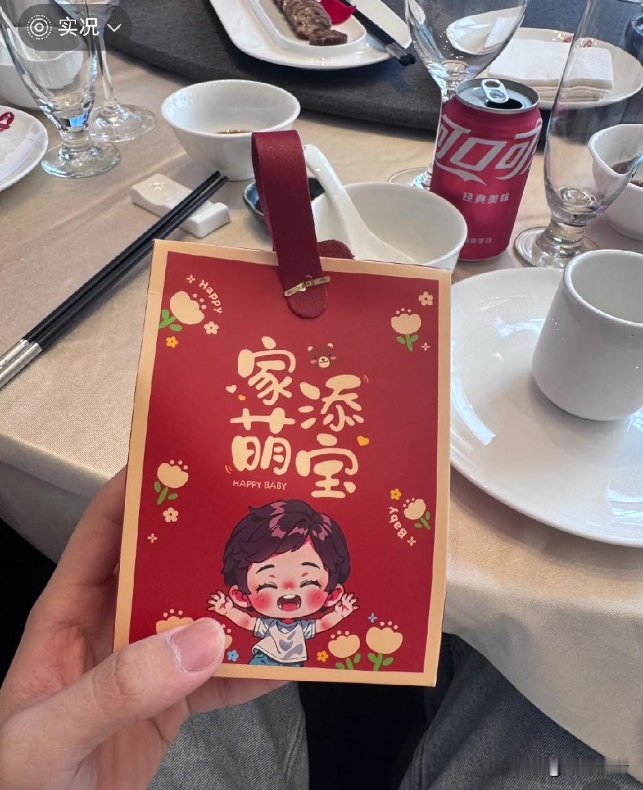 邻居家孙子办百天，当天儿媳妇嫌自己太胖了没恢复好，不愿意去酒店了，还让婆婆留下来