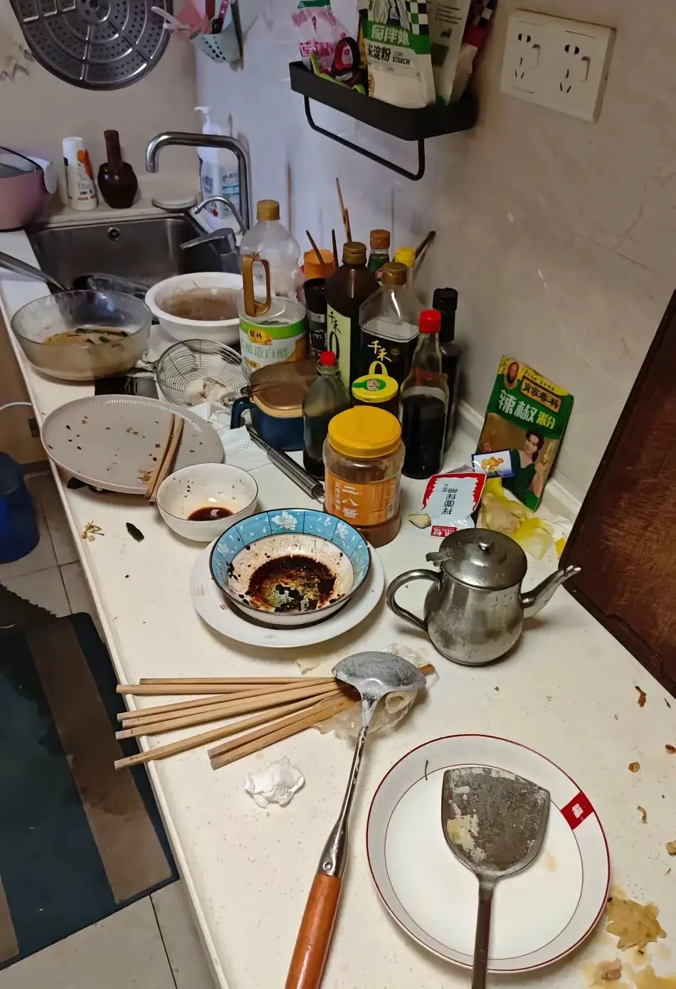 家里有个脏婆婆是什么感觉我和老公每天去上班，孩子早晨送学校，晚上接回来，我也是