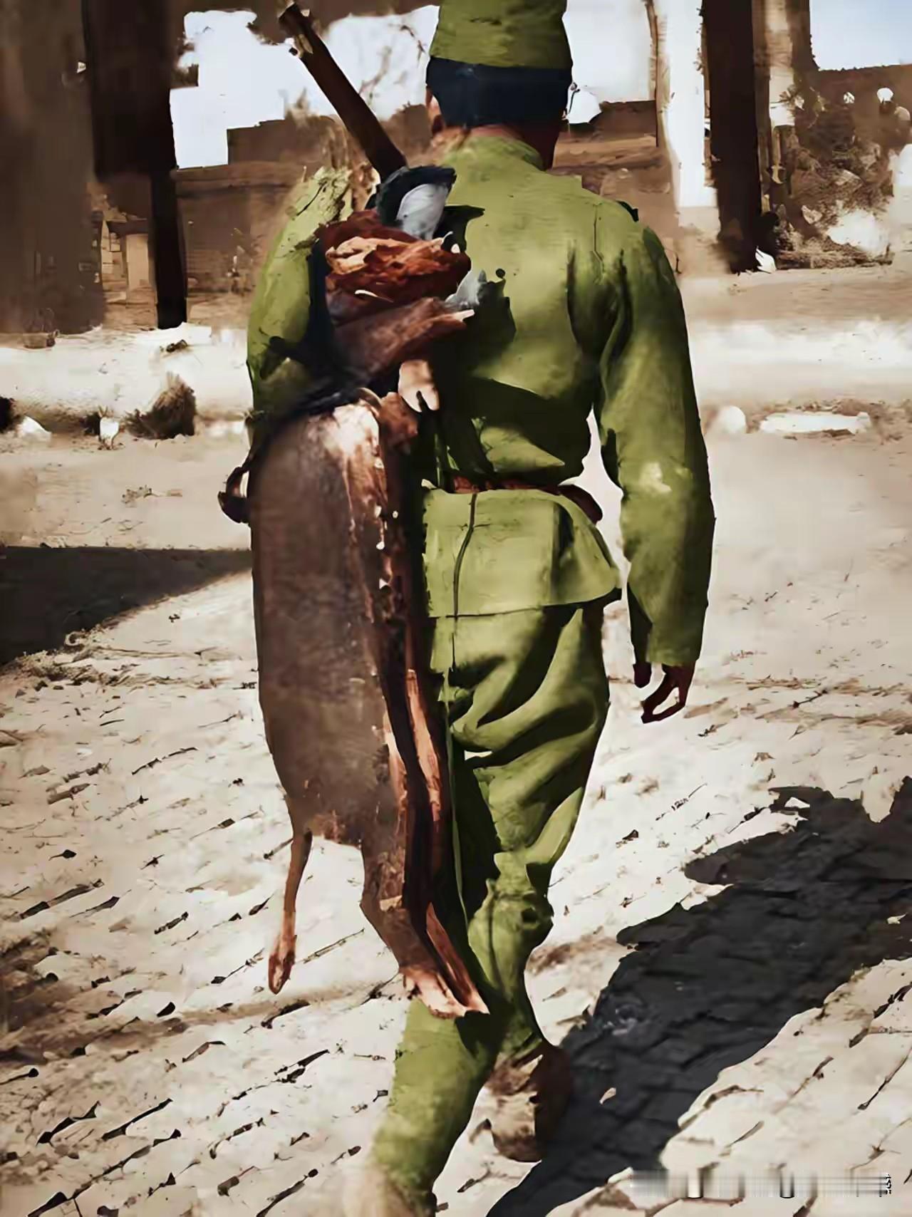 日本鬼子见到好东西就要拿走的，画面上的这个日本鬼子，感觉后背上背的是一只小猪，也