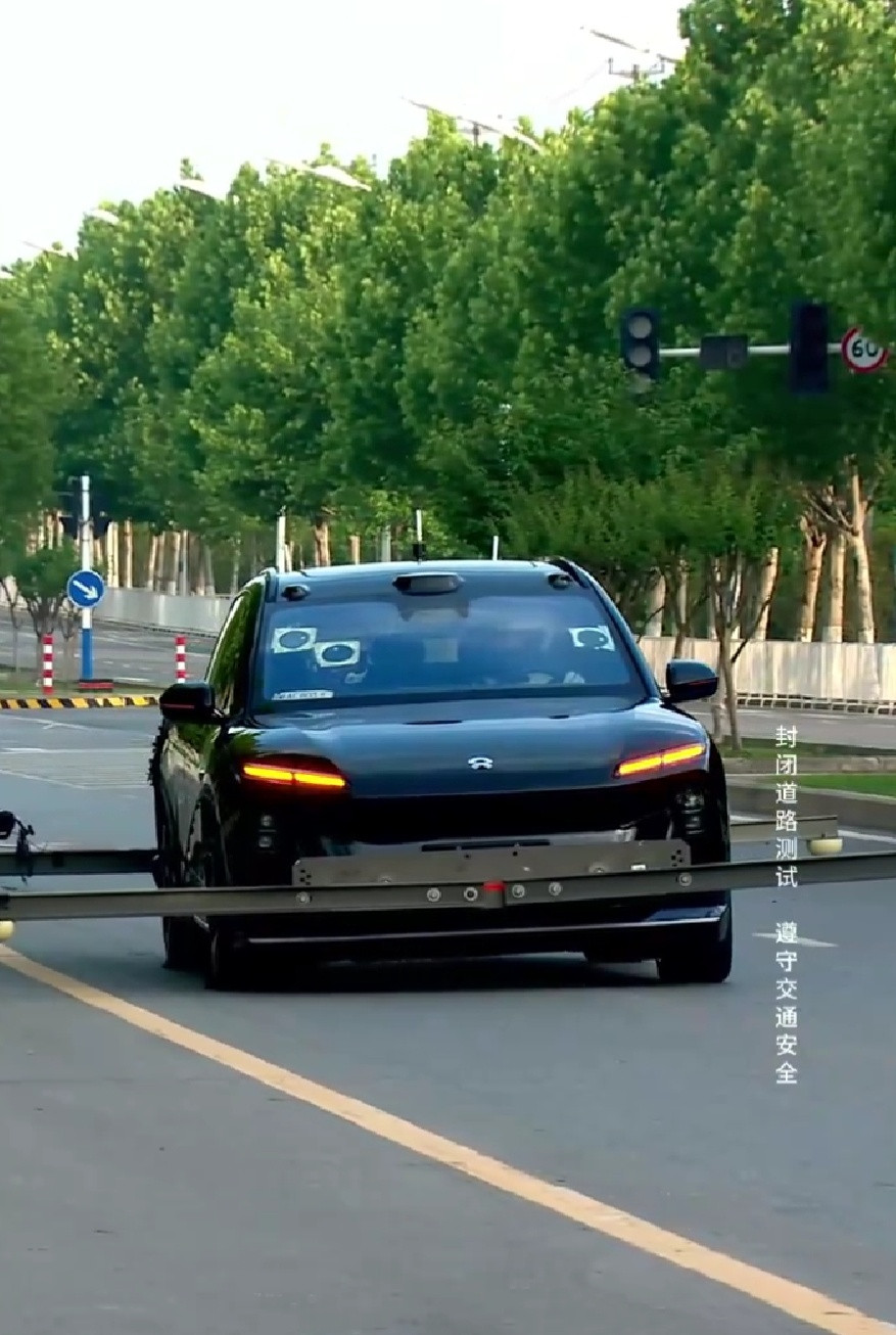 李斌正在直播新款ES6爆胎测试。车速超过100km/h，单侧前后轮胎同时爆