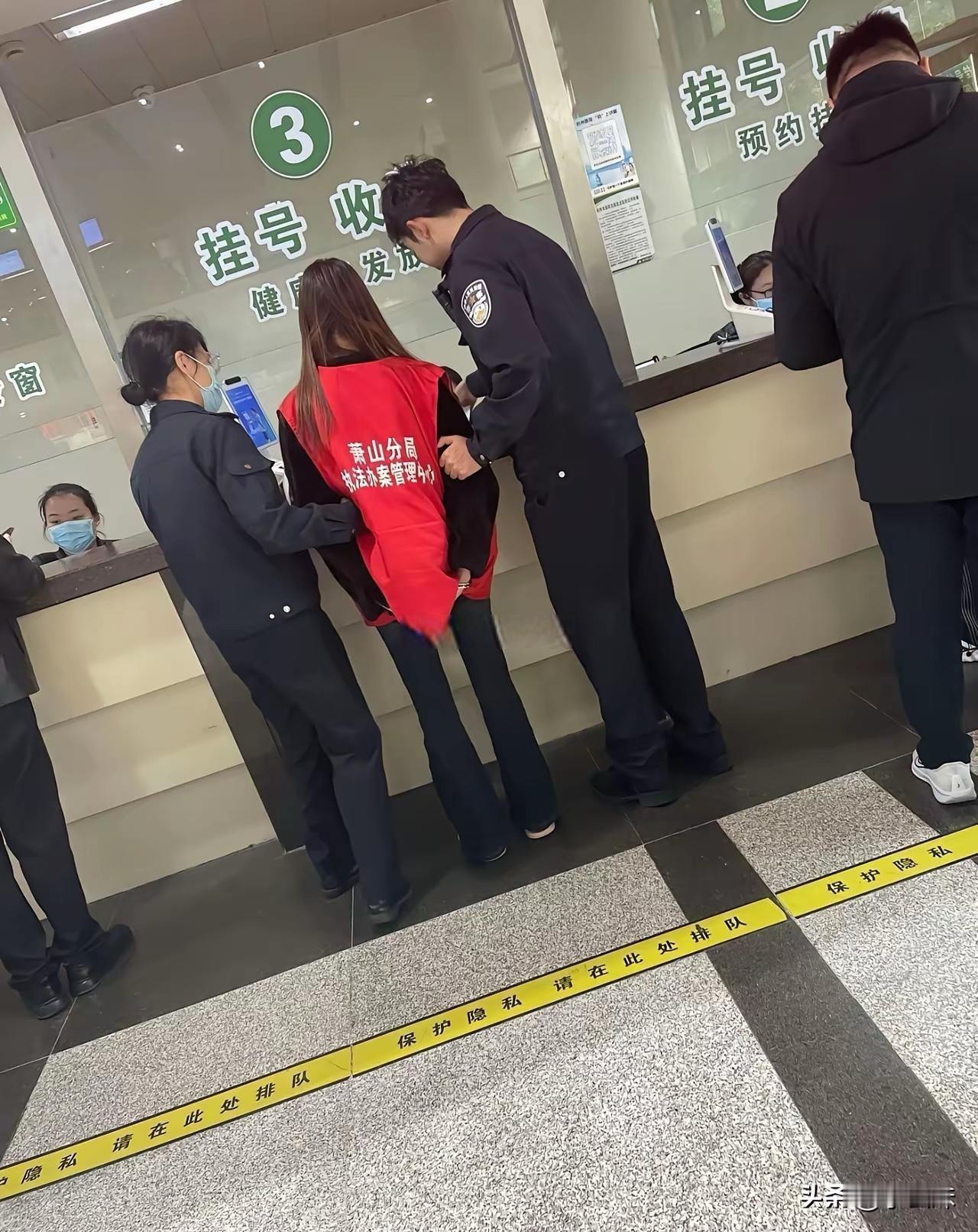 他为什么被两个民警给搂着呀？