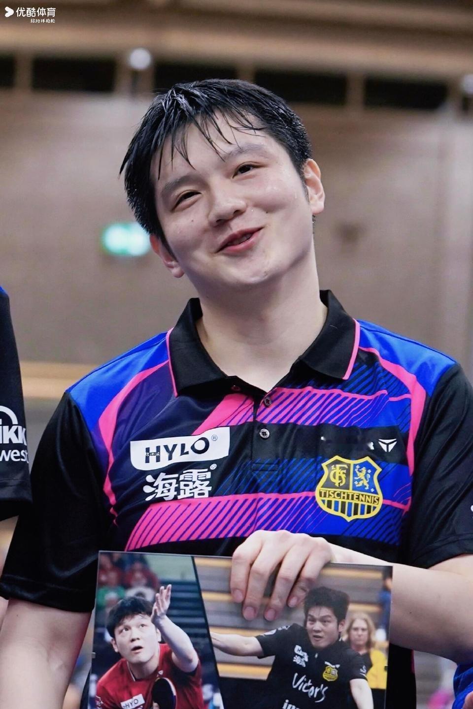 外交部欧洲司宣传樊振东-以乒乓为刃，以谦逊为盾，樊振东斩获官方认可，闪耀欧洲赛