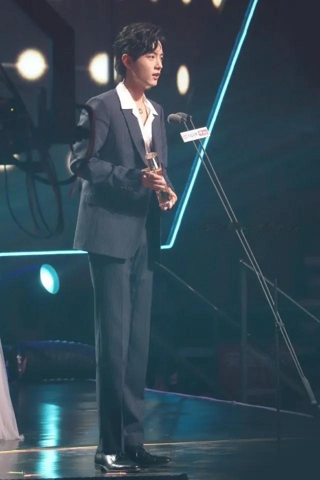 肖战真的，注定是属于内娱的。再看2019和今年的他，命运轨迹简直重合到离谱