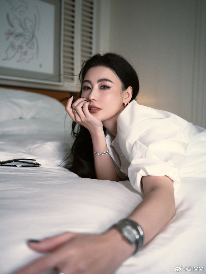 张柏芝的怼脸拍张柏芝这组图我看了好几遍都觉得可以直接拿来当屏保，每天看着这种级