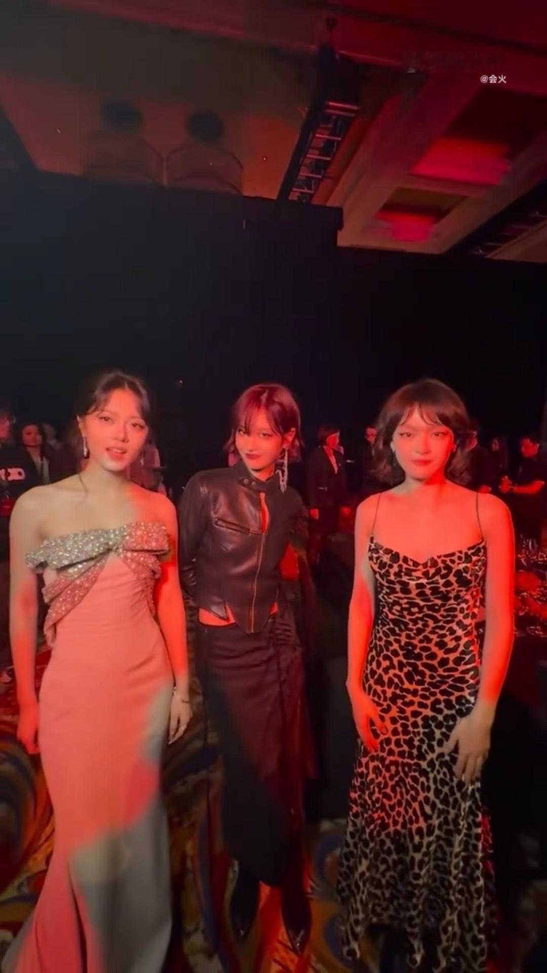 赵今麦、李庚希、文淇同框合照​​​