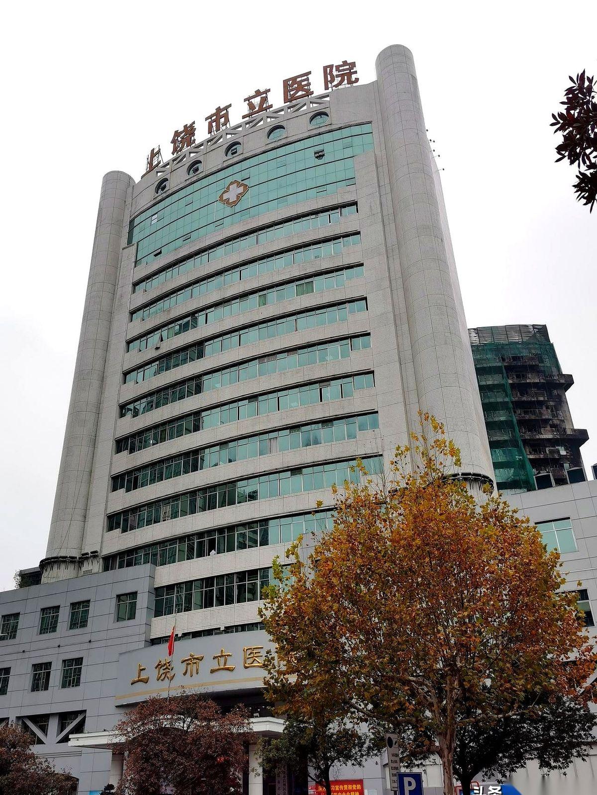 你敢信？上饶市立医院门口这个干干净净的停车场，几年前，收钱的不是机器，是人。脖