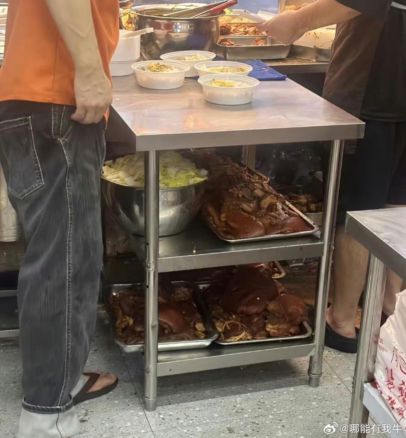 这猪脚饭都是放在这里的吗？感觉不干净