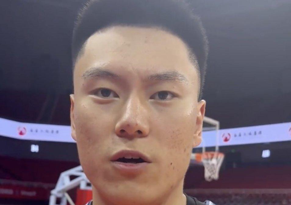 李弘权上海男篮李弘权：上海男篮现在人人都能打球，人员齐整后我们定会更强。北京时