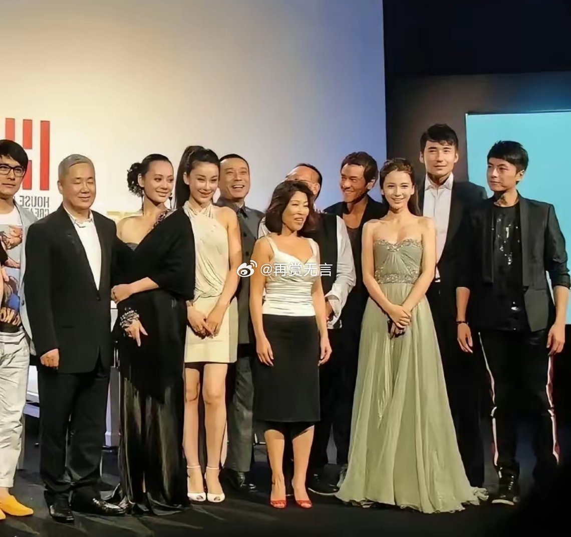 宁静在合照中美的好突出啊！