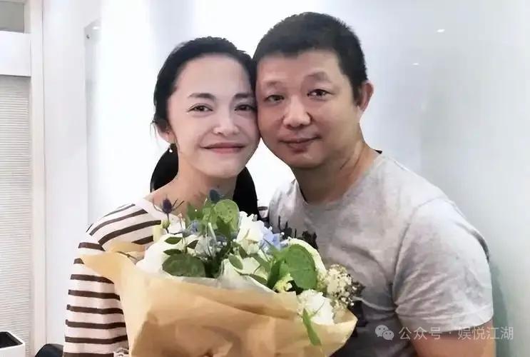 姚晨与第一任丈夫离婚时，两人一起发文：“无论爱情还是婚姻，依然值得用生命去追求，