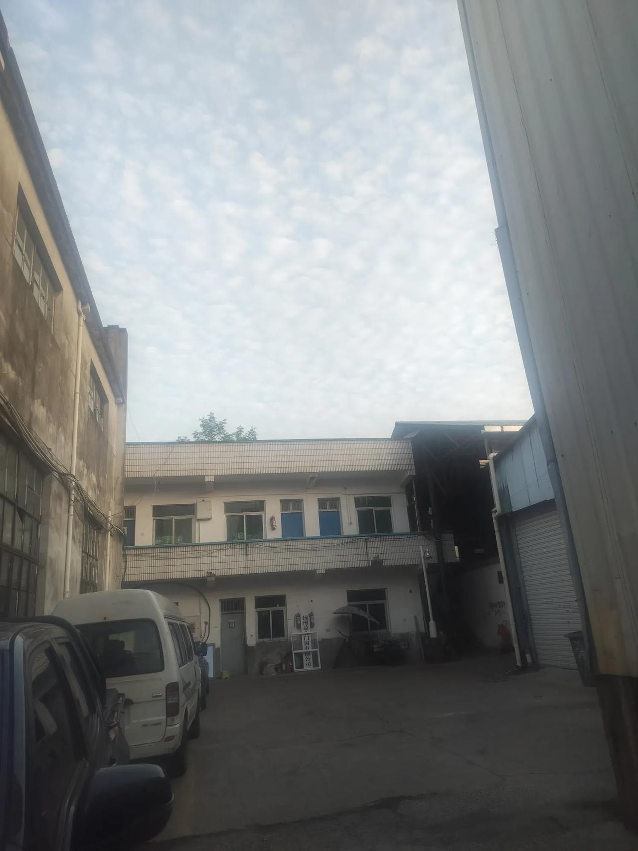 发现没？城里人不如乡下人。城里人和乡下人同时失业，城里人比乡下人惨的