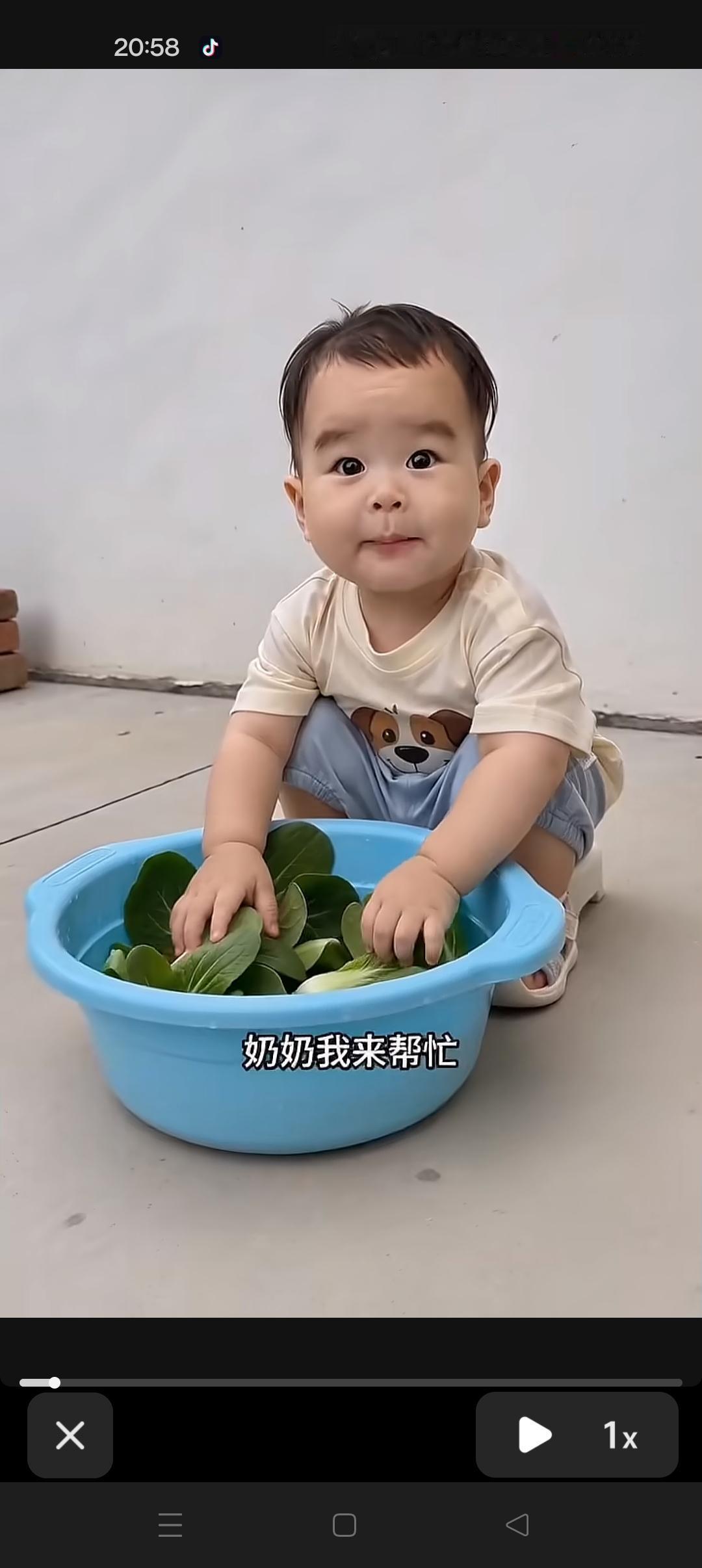 汪宝儿帮奶奶择青菜，太勤快了，我的宝啊😍这么小就懂得帮奶奶分担家务了，