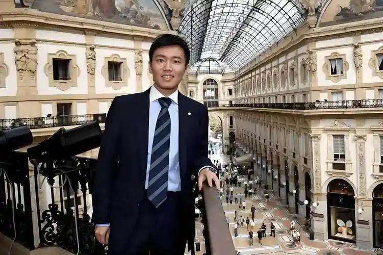 张康阳：才华还是输给了金钱！前段时间，张近东的苏宁资产清零，张康阳也从富二代正