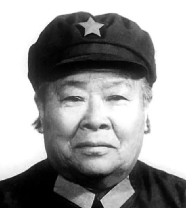 1937年周子昆与何子友举办婚礼，到场祝贺的许世友打量新娘何子友，转头就跟周子